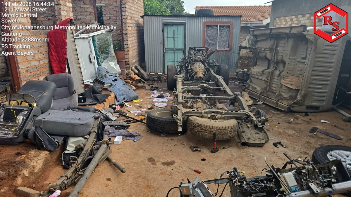 ngoepe_daddy's tweet photo. @Chibuleni My brother's Hilus was stolen 2 weeks ago and within an hour of recovery by tracker it was found like this. https://t.co/26KuXgpkTp