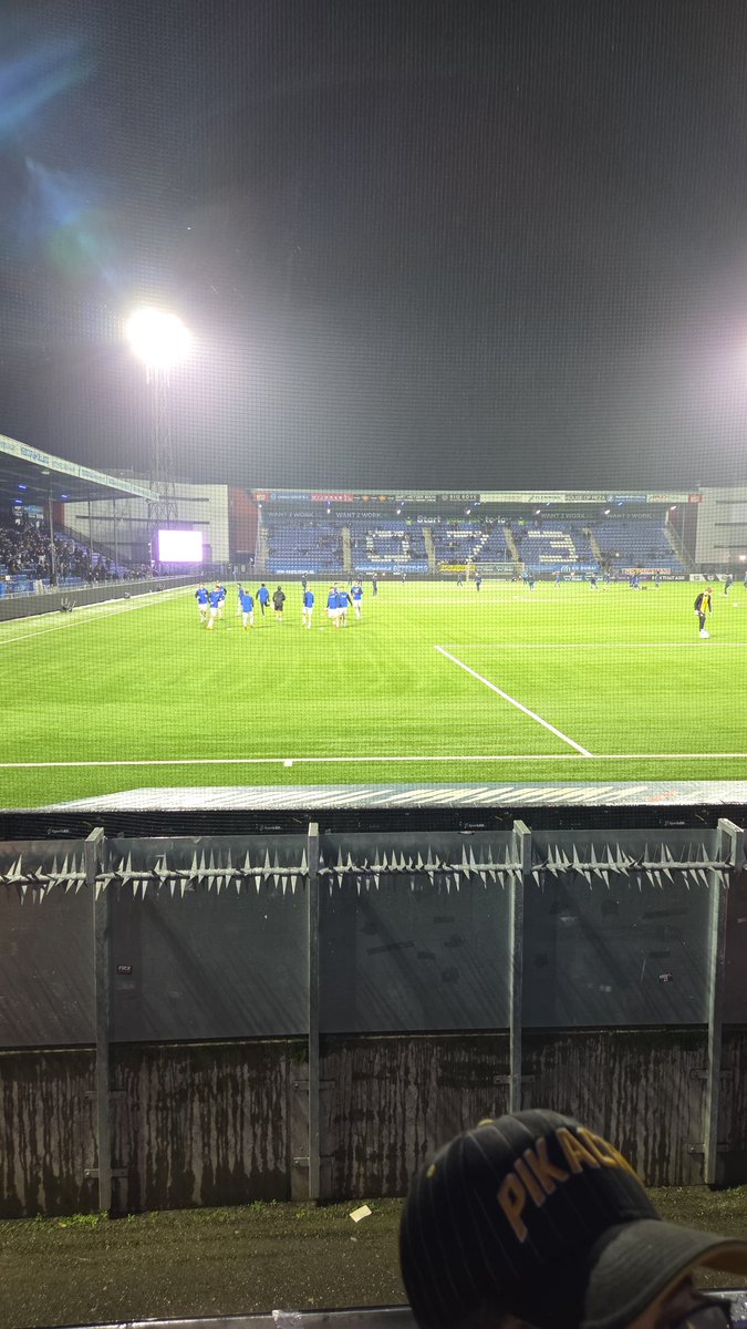 Quentin_045's tweet photo. Aanwezig bij FC Den Bosch - Roda JC. 1 van de weinige wedstrijden waar je al jaren met vrij vervoer naar het uitvak kan gaan, en nog voor de wedstrijd nog in het centrum kan zitten en ene pilsje kan drinken op terras. Op een mooie wedstrijd en hopelijk 3 punten naar Kirchroa!💛🖤 https://t.co/XxT7aGPwKf
