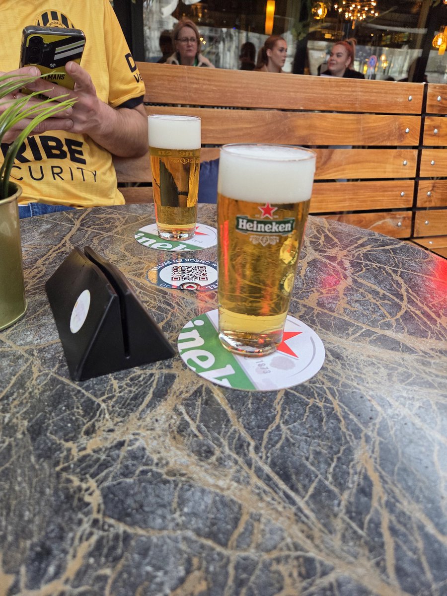 Quentin_045's tweet photo. Aanwezig bij FC Den Bosch - Roda JC. 1 van de weinige wedstrijden waar je al jaren met vrij vervoer naar het uitvak kan gaan, en nog voor de wedstrijd nog in het centrum kan zitten en ene pilsje kan drinken op terras. Op een mooie wedstrijd en hopelijk 3 punten naar Kirchroa!💛🖤 https://t.co/XxT7aGPwKf