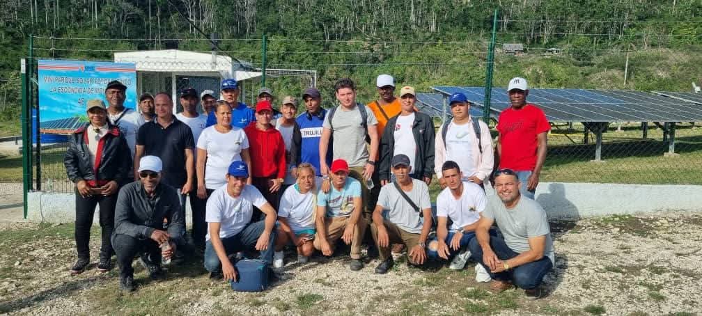 UG_Cuba's tweet photo. ✍️☀️ En alianza con el proyecto #FRElocal, celebramos la sincronización del segundo parque fotovoltaico en La Escondida de Monte Ruz (El Salvador).

👀 ¿ Quiénes se benefician?
🏠 136 viviendas (aprox. 400 habitantes)
🏥 Hospital 
🏫 Escuela
☕ La producción cafetalera local https://t.co/Pv0eFmSOyS