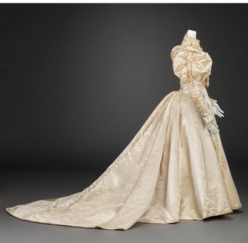 Beni5595's tweet photo. A wedding dress is like a masterpiece, embodying the perfect union of love and beauty https://t.co/UoMubRWdit