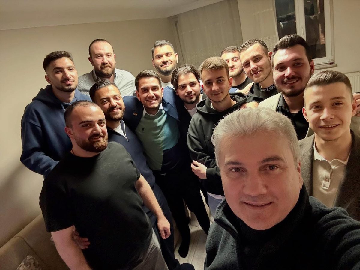 Bugün iftarımızı, Balıkesir Milletvekilimiz <a href="/MustafaCanbey/">Dr. Mustafa Canbey</a> , Karesi Başkan Vekilimiz Raşit Kuterler ve Gençlik Kolları Başkanımız <a href="/burakberkhitay/">Burak Berk HİTAY</a> ile beraber üniversite öğrencilerimizin evinde yaptık.  
İftarın bereketi muhabbetide güzelleştirdi.🌙

Üniversite öğrencisi genç