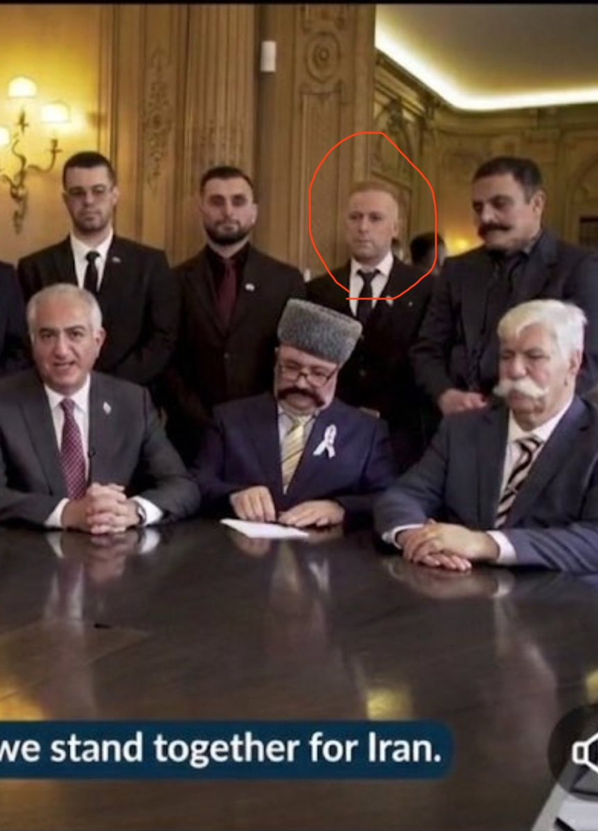 یه کله زرد سفید هم گذاشته به عنوان نماینده ی اقوام خود وایت پندار ساکن خارج.