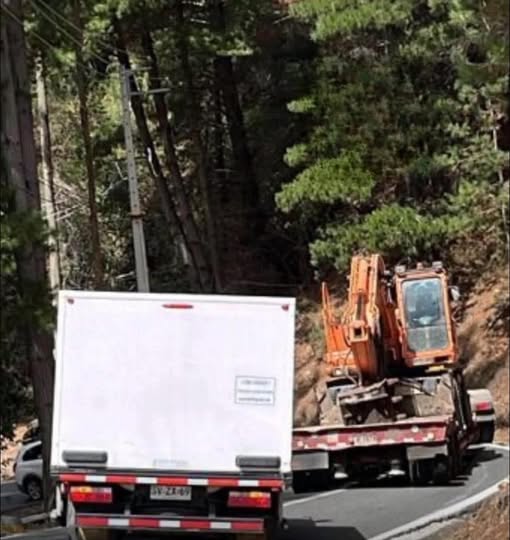 Prensacauquenes's tweet photo. A ESTA HORA #CAUQUENES #PELLUHUE
#TRÁNSITO #SUSPENDIDO EN #RUTA LAS #CONEJAS POR #CAMIÓN DE ALTO TONELAJE
Se informa que el tránsito en la Ruta Las Conejas se encuentra suspendido debido a que 2camiones de alto tonelaje quedaron atrapados en la vía, bloqueando ambos sentidos. https://t.co/Jl1W86qHiz