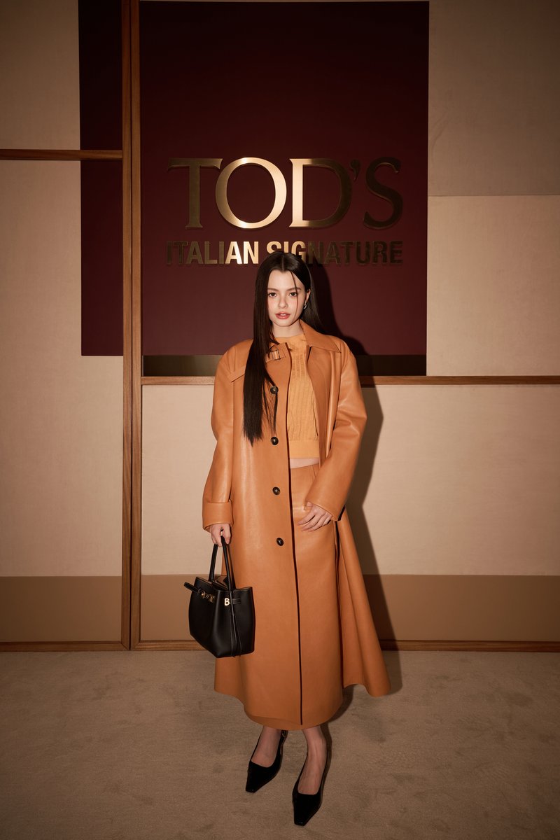 mintmag_th's tweet photo. โซ๊ะมาก! ส่งภาพ #Beckysangels หลังชมโชว์ Tod’s Fall/Winter 2026 พร้อมร่วมแช๊ะเฟรมกับ Matteo Tamburini ครีเอทีฟไดเรกเตอร์ งานนี้มาในลุคโทนส้มสะดุดตาแต่มพิถีพิถันในทุกรายละเอียดอันเป็นเอกลักษณ์ของเมซง💚

#BeckyxTodsFW26
#TodsxBecky
#Tods #TodsFW26 #TodsThailand
#MintNews https://t.co/6lBlAYUyFL