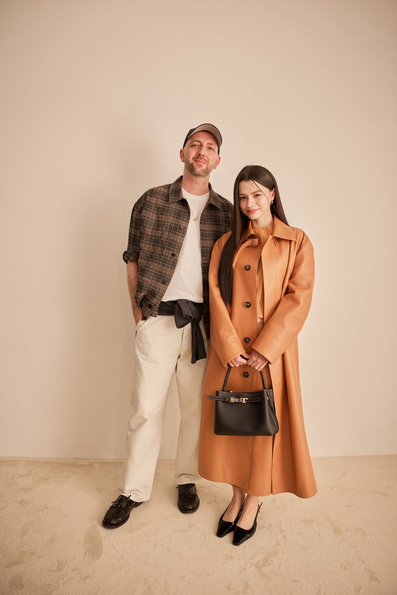 mintmag_th's tweet photo. โซ๊ะมาก! ส่งภาพ #Beckysangels หลังชมโชว์ Tod’s Fall/Winter 2026 พร้อมร่วมแช๊ะเฟรมกับ Matteo Tamburini ครีเอทีฟไดเรกเตอร์ งานนี้มาในลุคโทนส้มสะดุดตาแต่มพิถีพิถันในทุกรายละเอียดอันเป็นเอกลักษณ์ของเมซง💚

#BeckyxTodsFW26
#TodsxBecky
#Tods #TodsFW26 #TodsThailand
#MintNews https://t.co/6lBlAYUyFL
