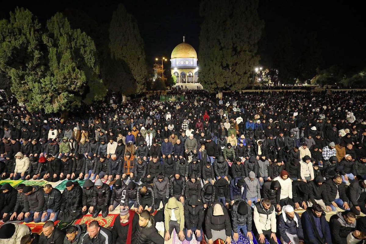İşgalci İsrail’in her türlü kısıtlamalarına rağmen 70 bine yakın kişi Mescid-i Aksa’da teravih namazını kıldı