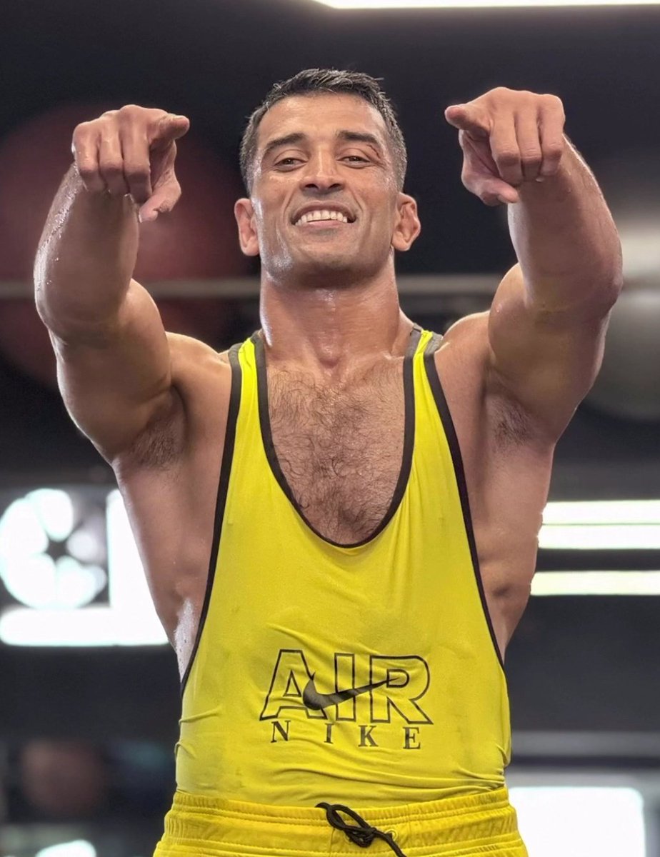 بشنو صدایم را....
زخمی و تیر خورده در بازداشت است. در رسانه‌ای کردن نامش همراهی کنیم.
#فرزاد_قادری