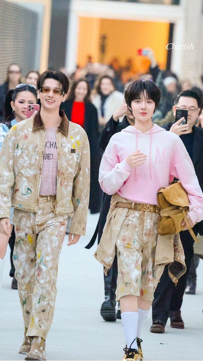 จะสิ้นพระชนม์คุณฟอร์ดเดินตามหลังถ่ายดารา

KENG NAMPING IN MFW26
#MOSCHINOXKENGNAMPING
<a href="/Moschino/">Moschino</a> #MoschinoFW26
#Moschino #MFW