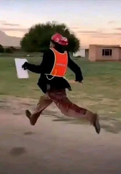 Me on my way to transnet after finding out an intern get paid R20K 😭😭😭😭