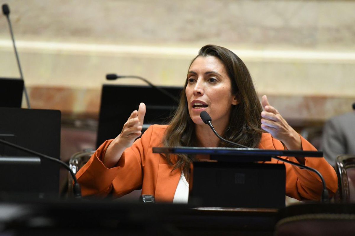 wadodecorrido's tweet photo. Los mismos que siempre persiguieron a @CFKArgentina y al peronismo pretenden ponerle un bozal a la senadora @Florelop. Una gran compañera que defiende el federalismo, a los trabajadores, a los productores y a todos los riojanos y riojanas. Toda mi solidaridad y acompañamiento. No la van a callar.