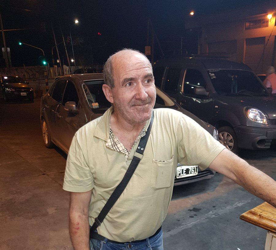 Él es Pablo Maqueda, amigo español que se quedó sin trabajo y sin casa. Lo traje a vivir en casa. Vive en Argentina hace 10 años y no tiene a nadie. Es un EXCELENTE albañil y pintor. Busco trabajo para él, zona sur o capital, changas, no tiene documentación argentina. RT gracias!