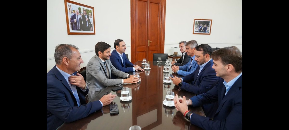 juanbalastegui's tweet photo. 🇵🇱 El radicalismo está de pié, está más vivo que nunca. Llevando a cada rincón del país nuestra idea de Gobernar con excelencia y eficacia, como sucede en las cinco provincias y más 500 intendencias que gestionamos.

🙌 Me llena de orgullo la realización de este encuentro de Intendentes Radicales que se desarrolla en Santa Fe.

👏 Felicitaciones @maxipullaro @gustavovaldesok @JPValdesok @lionelchiarella presidente @UCRNacional y a @JBeeSellares vicepresidente  entre otros dirigentes presentes en la Provincia hermana.

Gobernar es administrar con responsabilidad 💪