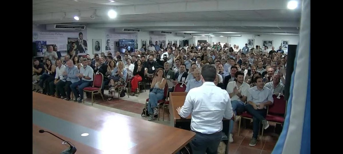 juanbalastegui's tweet photo. 🇵🇱 El radicalismo está de pié, está más vivo que nunca. Llevando a cada rincón del país nuestra idea de Gobernar con excelencia y eficacia, como sucede en las cinco provincias y más 500 intendencias que gestionamos.

🙌 Me llena de orgullo la realización de este encuentro de Intendentes Radicales que se desarrolla en Santa Fe.

👏 Felicitaciones @maxipullaro @gustavovaldesok @JPValdesok @lionelchiarella presidente @UCRNacional y a @JBeeSellares vicepresidente  entre otros dirigentes presentes en la Provincia hermana.

Gobernar es administrar con responsabilidad 💪