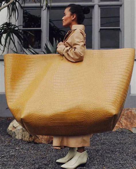 kiana sneaking in the 7th chamber pod for charlotte to enter in