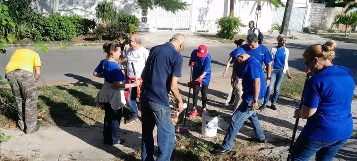 Seguimos en el combate, junto a los combatientes de nuestras gloriosas Fuerzas Armadas Revolucionarias.
A la 1. 30 de la tarde se continúa trabajando duro en calles de Vedado Malecón, Rampa y Vedado, además de acciones puntuales en otros lugares. 
#PlazaEnElCorazón 
#VamosAVencer