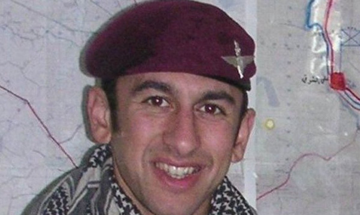 KeyserSosse's tweet image. 28th February, 2006

Captain Richard Holmes, aged 28 from Winchester, and Private Lee Ellis, aged 23 from Wythenshawe, Manchester, were killed by a roadside IED in Al Amarah, Iraq 

Lest we Forget these brave men from 2nd Battalion The Parachute Regiment who gave their all 🏴󠁧󠁢󠁥󠁮󠁧󠁿🇬🇧