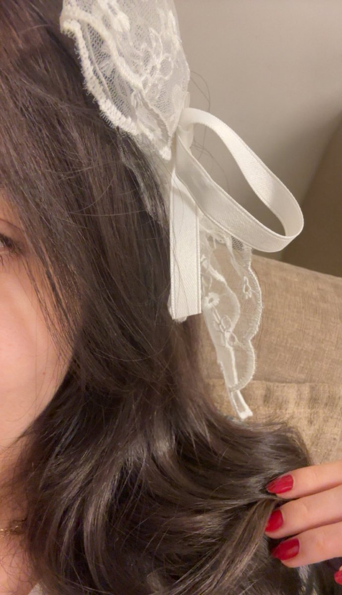 السبب الوحيد اللي يمنعني أقص شعري الطويل
ريحة العود والمسك لا فليته! عذووبة لحظة شاعريّة جداً جداً لا يضاهيها شيء آخر !