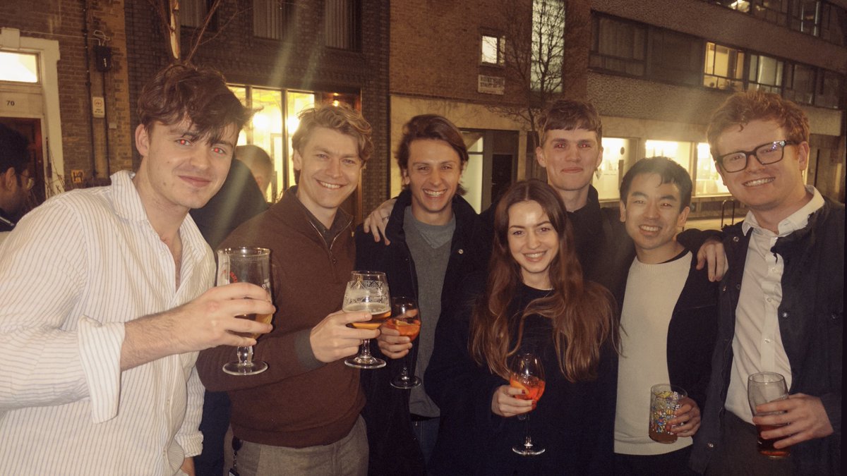 Laura Ryan tweet media