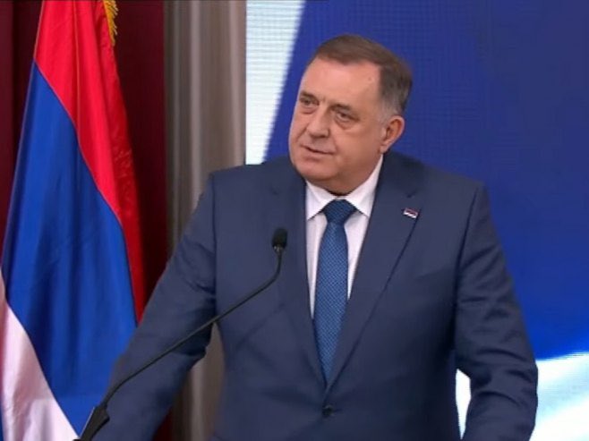 MiloradDodik's tweet photo. Република да није била српска, не би ни постојала данас и Република Српска успјешно живи свој живот јер је народна. 

Ми смо формирани да имамо независну државу. БиХ за нас није била избор, ни онда, а ни данас. БиХ ниједног тренутка нама, српском народу у Републици Српској, не даје да вјерујемо у било какав облик заједничког постојања. 

Морамо да се посветимо себи и да ниједну идеју са стране не прихватимо као да је наша. Срби са ових простора морају јасно да кажу шта хоће. Мало је народа који могу да издрже губитке попут српског народа. Српски народ у цјелини данас треба да редефинише свој положај. 

У Београду сам присуствовао свечаном пријему у част Дана Републике и 34 године од проглашења првог Устава Републике Српске.