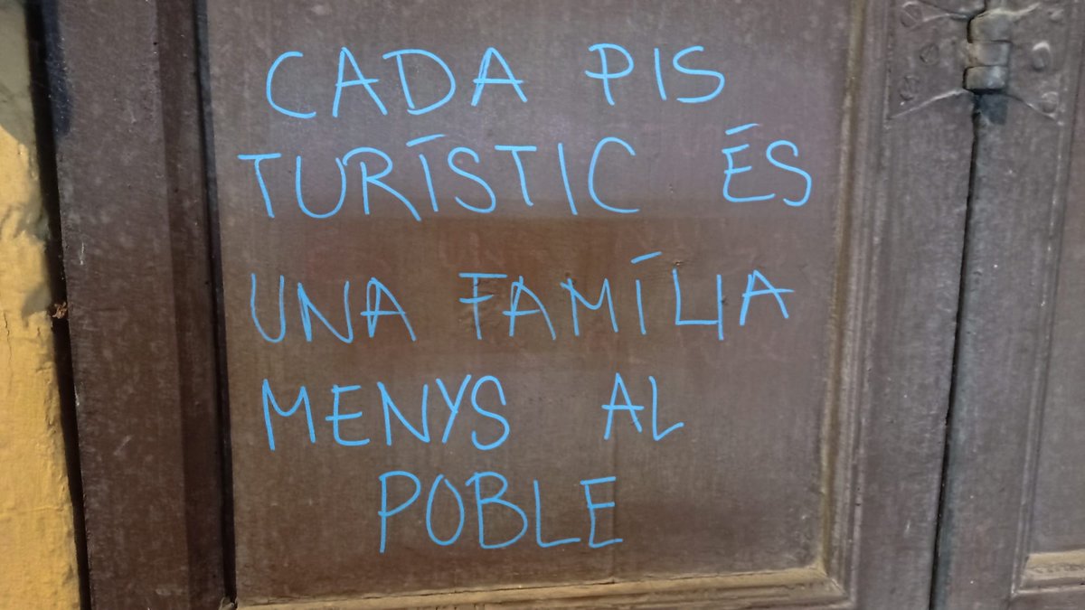 Viatjant per terres del Ripollès i la Garrotxa, he vist aquesta frase avui a una casa de Camprodon. Podria ser qualsevol poble de Mallorca.
Una veritat com un temple, i molt trista.