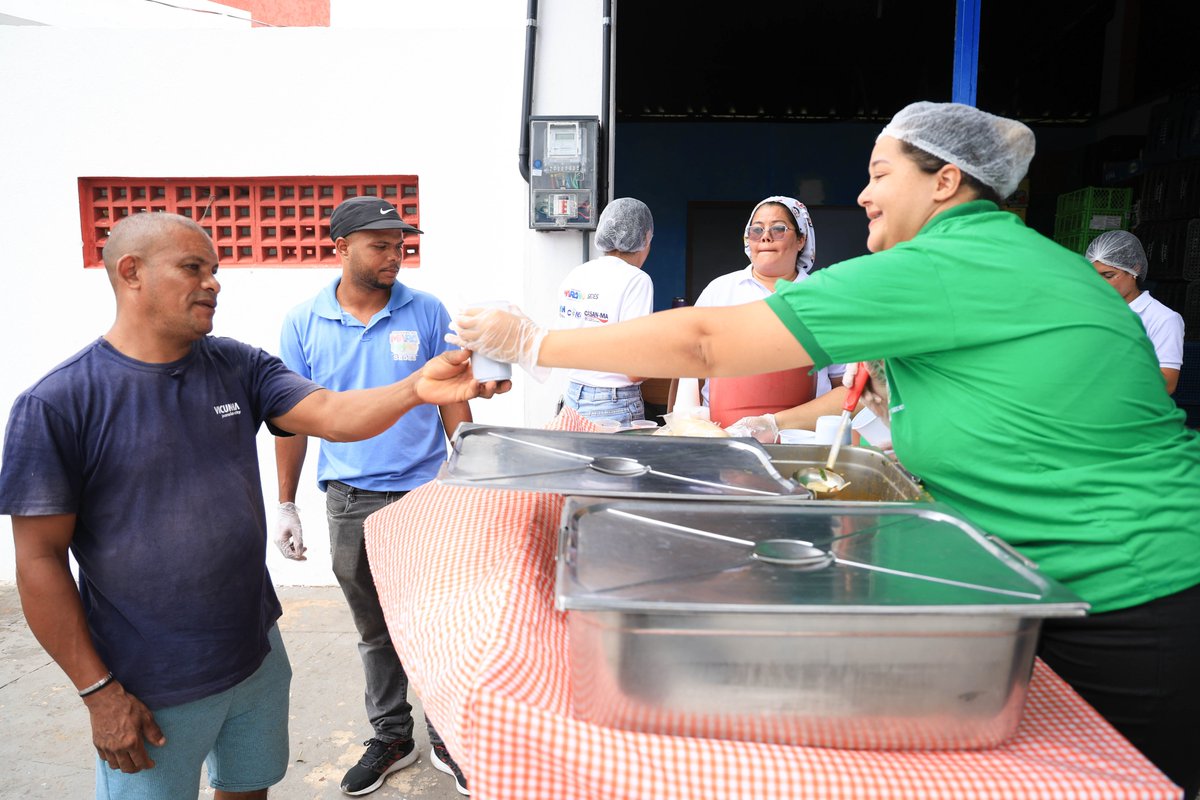 GovernoMA's tweet photo. 🤝 O Banco de Alimentos do Maranhão realizou mais uma ação de combate à fome na Ceasa do Maranhão, promovendo refeições nutritiva e educação alimentar!
O Sopão Solidário segue durante todo o ano, fortalecendo a política estadual de Segurança Alimentar.
#GovernoMA #Sopao #Ceasa https://t.co/DkI0s0dcwo