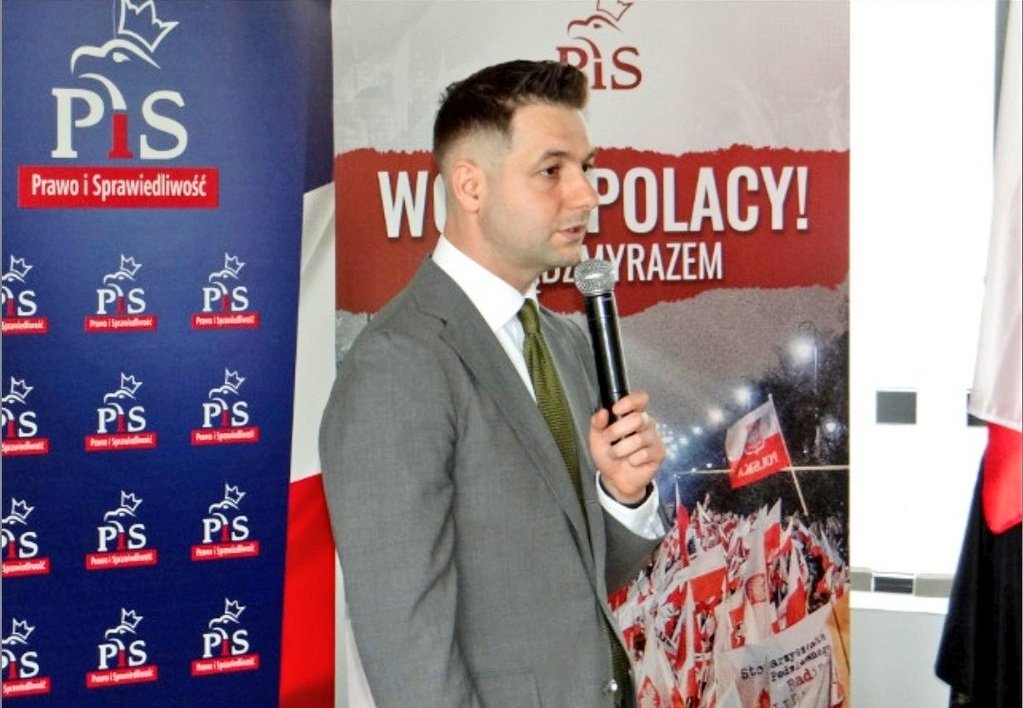 Fana43124688's tweet photo. Politycy z @pisorgpl chcōm ôrganizować trefyniŏ na uniwerzytetach we rōmach debat "Zmiyń nasze zdanie". #Wrocław, historycznŏ stolica a nojsrogsze miasto Ślōnska, niy zgodziło sie na ôranizowanie takigo trafyniŏ.
#Polske #Śląsk #PiS
⬇️
https://t.co/JzW2RKhJCk
@typo3job https://t.co/ZxirhkuyRG