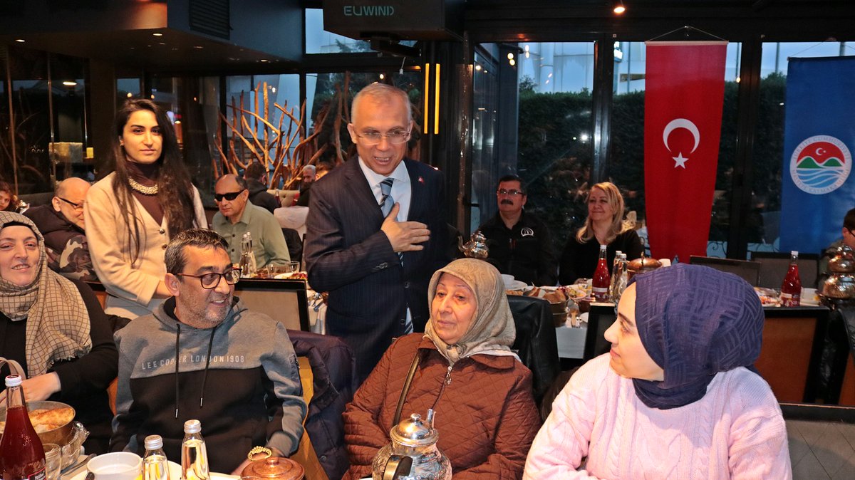 Bu akşam aziz şehitlerimizin kıymetli yakınları, kahraman gazilerimiz ve aileleri ile birlikte iftarımızı açtık.

Soframızı şereflendirdikleri, iftarımızda bizimle oldukları için her bir ailemize ayrı ayrı şükranlarımı sunuyorum.