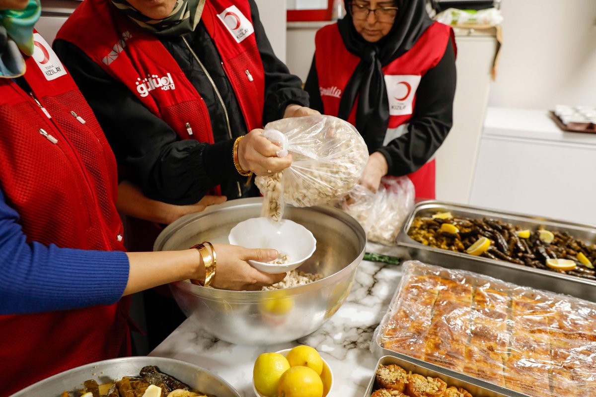 Türk Kızılay Kayseri Şubemizde, Kayseri’de eğitim gören 13 farklı ülkeden 140’a yakın öğrenci Anne Eli iftarında buluştu. Türk Kızılay Kayseri Kadın gönüllüleri tarafından hazırlanan yöresel yemekler iftar sofralarında yer aldı.