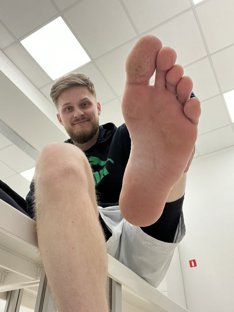 Danny with feet (16К) tweet media