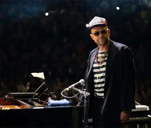 jr_marr's tweet photo. Y yo que pensé que el Damon Albarn ya había perdido la cordura luego del Africa Express, cantar corridos tumbados y sumarse a la hermandad de las Chivas rayadas del Guadalajara pero no...

se hizo el AOTY https://t.co/fOXTxa3PO9