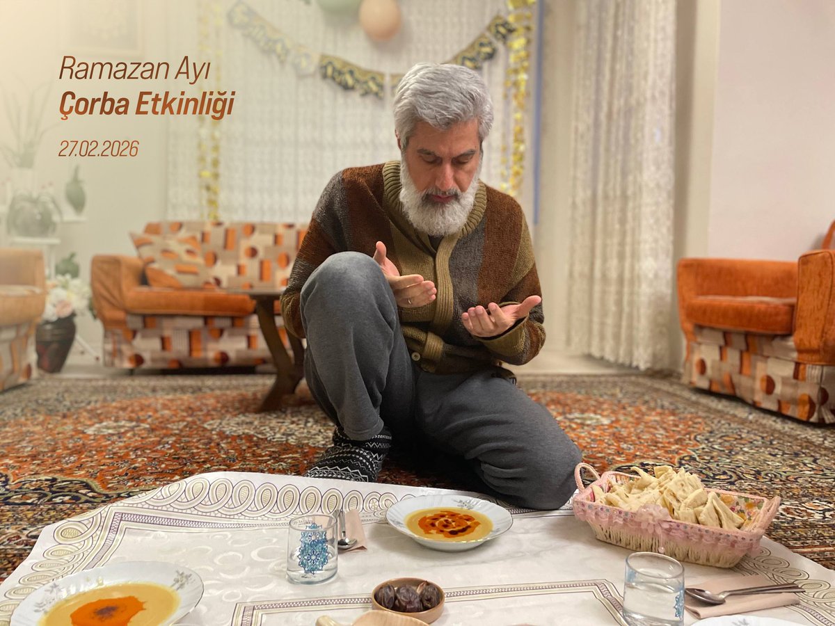 DAYANIŞMA | Alparslan Kuytul Hocaefendi, Furkan Hareketinin her Ramazan Ayı'nda Gazze'de açlıkla mücadele eden kardeşlerimizi ve ihtiyaç sahiplerini daha iyi anlamak için düzenlediği çorba içme etkinliğine katıldı.

#RamazanRuhunuYaşat