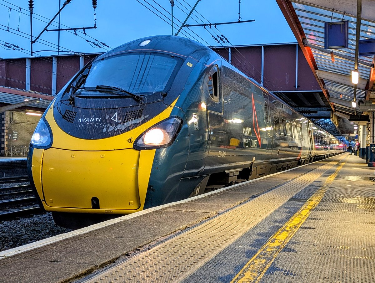 DownOnTheStour's tweet photo. Long weekend means Manchester with company in the form of my little one 😁

Decided to take her via Crewe for some Mega Traction in the form of the mighty Class 82 powering to Piccadilly 🙌

#DOTS #trainphotography #railwayphotography #class82 #class67 #shed #pendolino https://t.co/mjiNMDkAV1