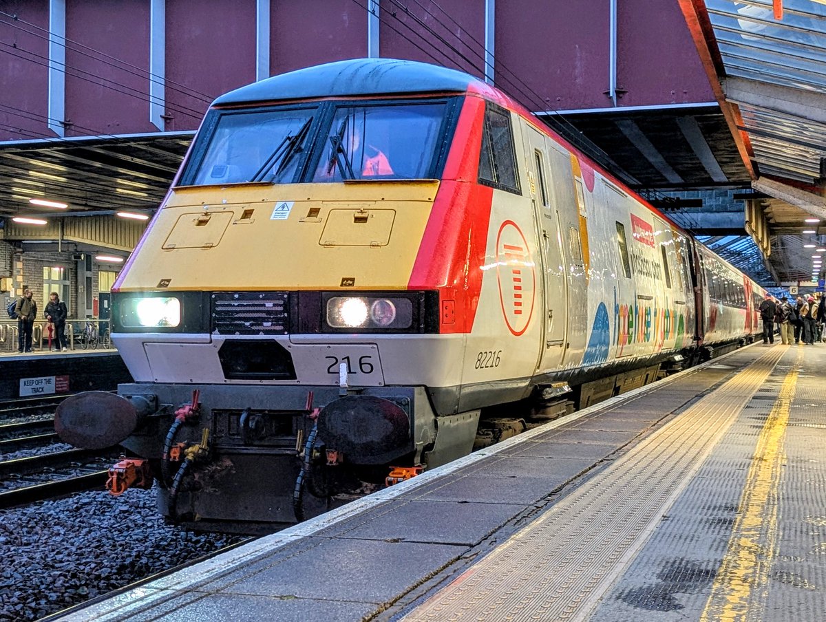 DownOnTheStour's tweet photo. Long weekend means Manchester with company in the form of my little one 😁

Decided to take her via Crewe for some Mega Traction in the form of the mighty Class 82 powering to Piccadilly 🙌

#DOTS #trainphotography #railwayphotography #class82 #class67 #shed #pendolino https://t.co/mjiNMDkAV1