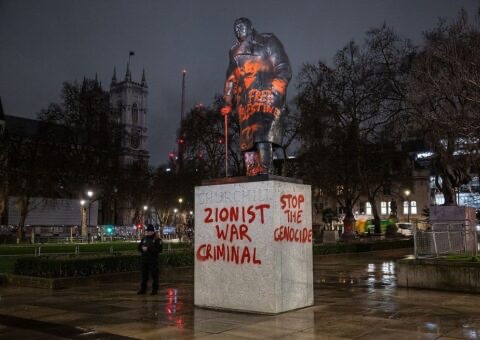 robinparkin's tweet photo. You would have thought we could afford a couple of bobbies on the beat 24/7 on parliament square to look after the historical statues etc Winston would not be amuse! https://t.co/VaJbwwnc5Q