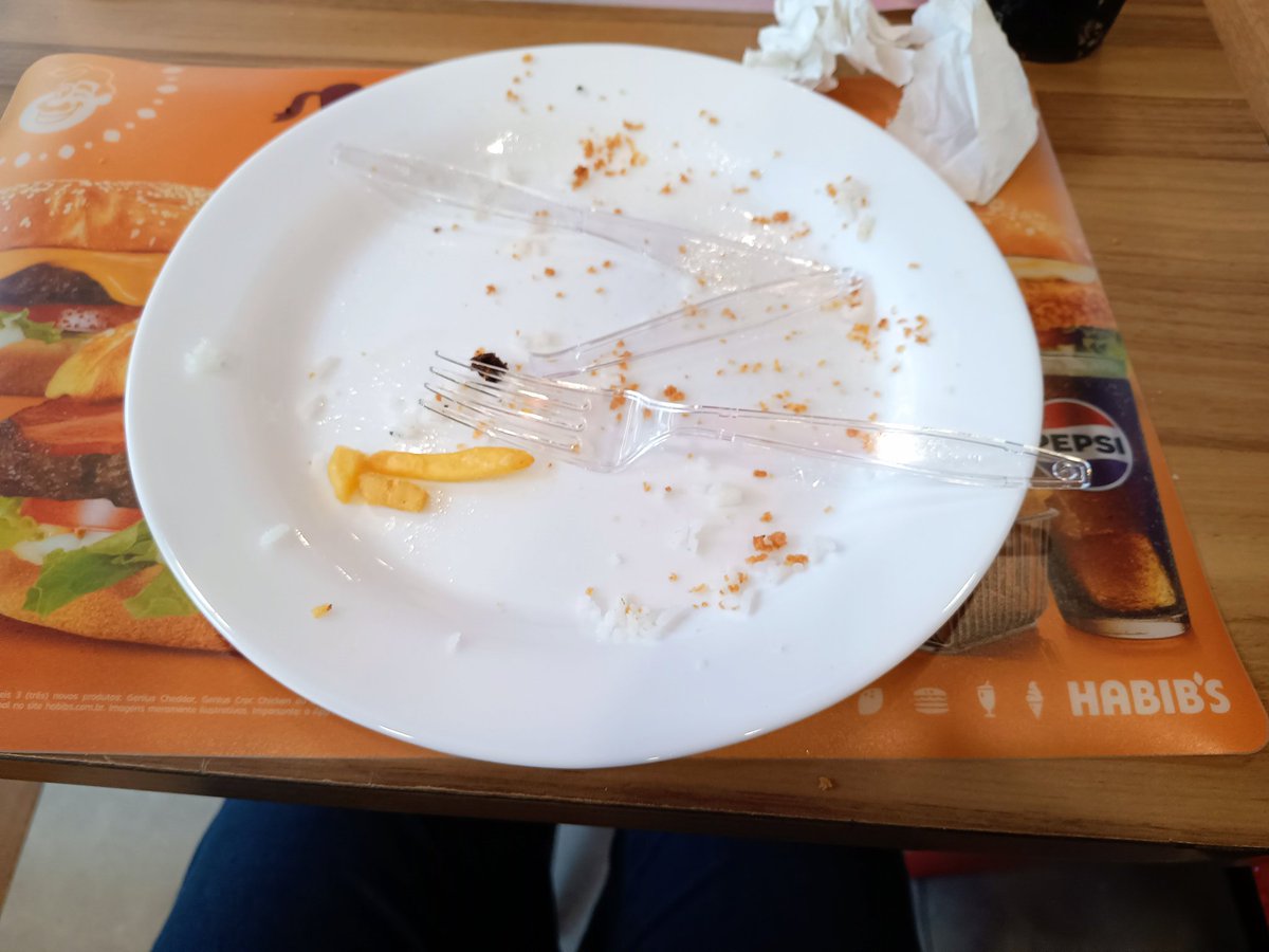 gamgi21's tweet photo. @habibsoficial 
ao invés de enfeitar as mesas com balões, que tal investir em talheres de verdade?
até pedi para trocar mas...
ah, treinamento de funcionários também é importante 
ou será que hj é a sexta de espantar os clientes??? https://t.co/VC69koLRoy