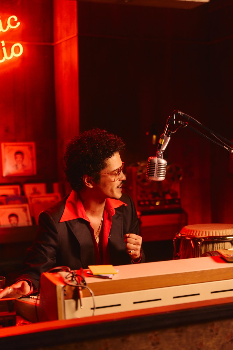 iHeartRadio's tweet photo. This is my formal petition for Romantic Radio part 2 ❤️‍🔥🤞@BrunoMars 

📸: John V. Esparza https://t.co/c23cHP8wyk