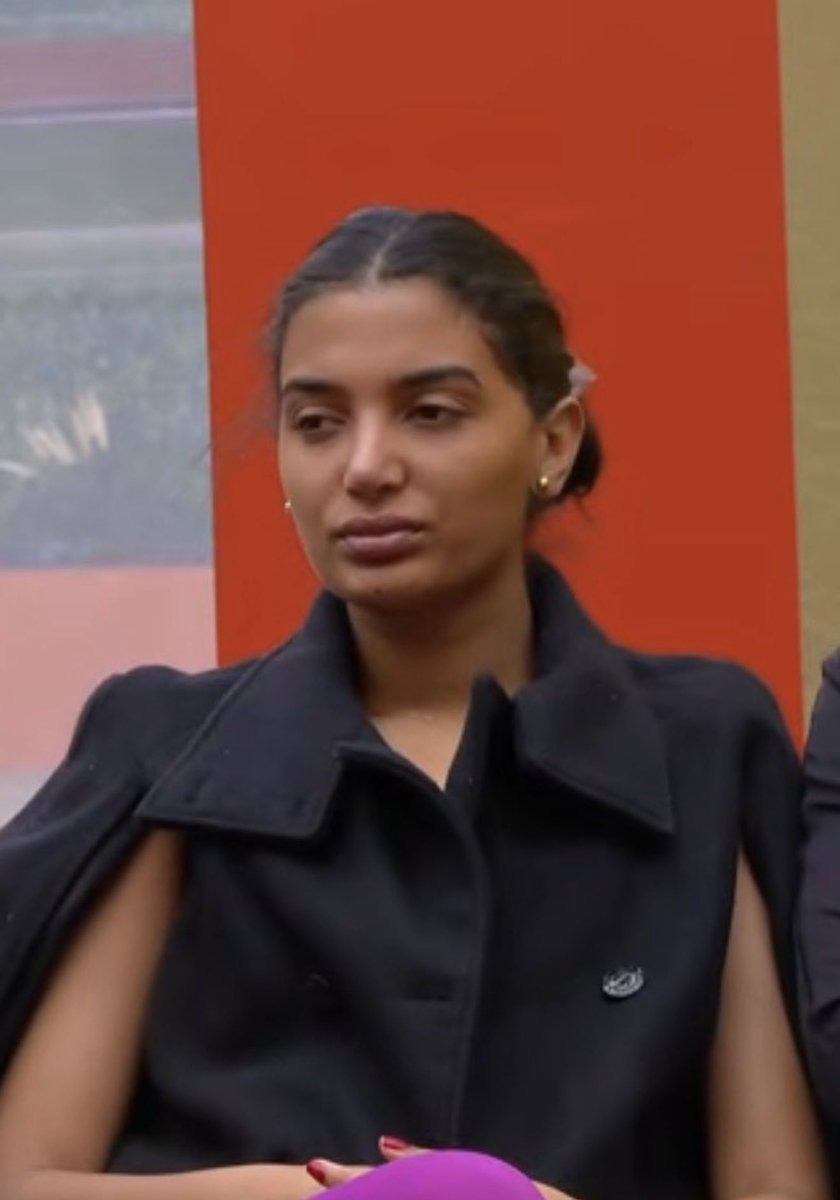 Pero que le sucede 😳 tiene que estar enferma eso no es normal #LCDLF6