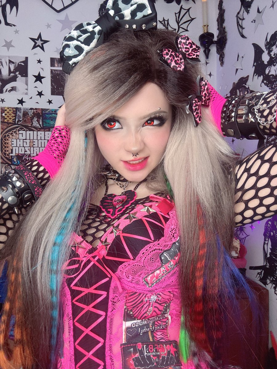 MistyKittyxx's tweet photo. scene y2k hair styled by me π€π #emogirl #scene #scenegirl #emos #emofashion #scenehair https://t.co/9zBeEbBtfe