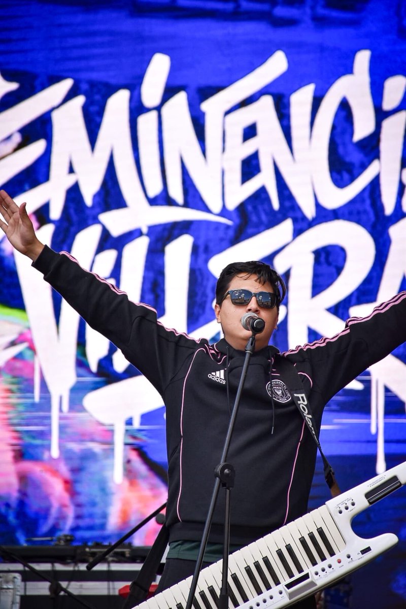 MafeCarrascal's tweet photo. ¡Empezó el Pacto Fest! 🎶🐆💜

Ya vibra la Plaza, ya suena la esperanza y ya se siente la fuerza política más grande del país.

El PactoFest es una fiesta en la que celebramos el cambio que ya empezó con el presidente Gustavo Petro y con una bancada histórica en el Congreso, celebramos que hoy el pueblo colombiano vive mejor: tiene mejores salarios, tiene más derechos y más bienestar. Pero esto es solo el principio porque vamos por más.

Este 8 de marzo, vota 2 veces Pacto. ✊🏼

#LaFiestaDeLaVictoria
#PactoFestConIván