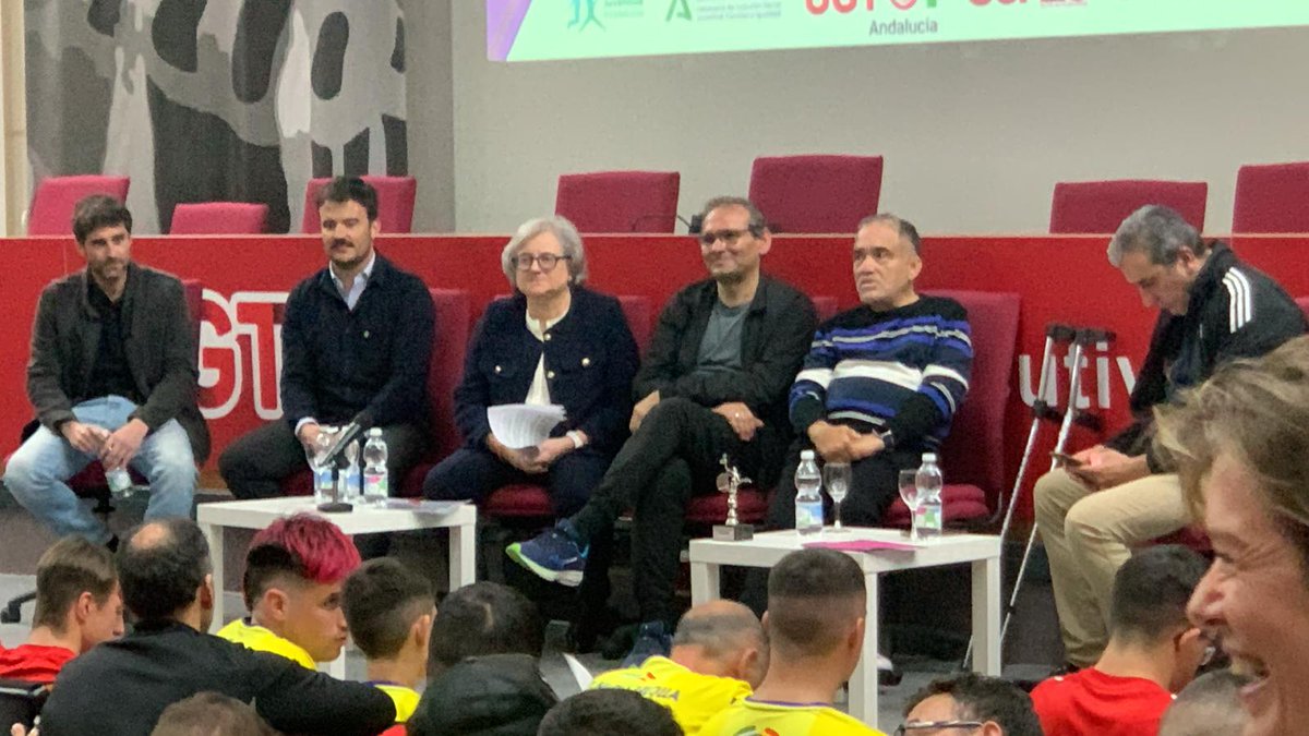 Participando en mesa redonda sobre Fútbol Genuine: «Deporte e inclusión social» moderada por, Maribel Román, Secretaria de Políticas Sociales de UGT Andalucía, junto a: Salvador Bernal, José Carmelo Camacho, Juan Álvaro Sacaluga y Diego López. GRACIAS a <a href="/SevillaEsFutbol/">Sevilla es Fútbol 2026</a>