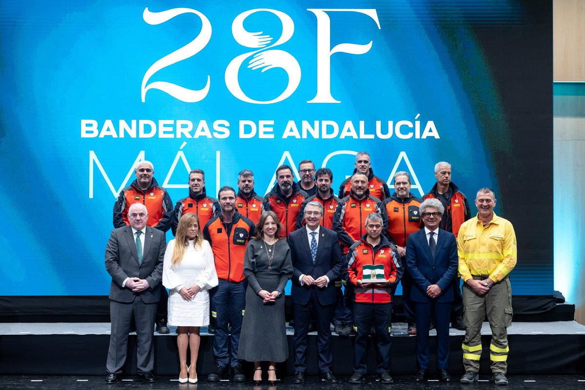 E112Andalucia's tweet photo. Enhorabuena a los compañeros del @cpbmalaga 👨‍🚒por el reconocimiento con la Bandera de Andalucía en la provincia de #Málaga en un acto en el que ha participado nuestra jefa del servicio de #ProtecciónCivil y el director del COP EMA Infoca 

#Andalucía #28F @Plan_INFOCA https://t.co/iOYGSJzDuL
