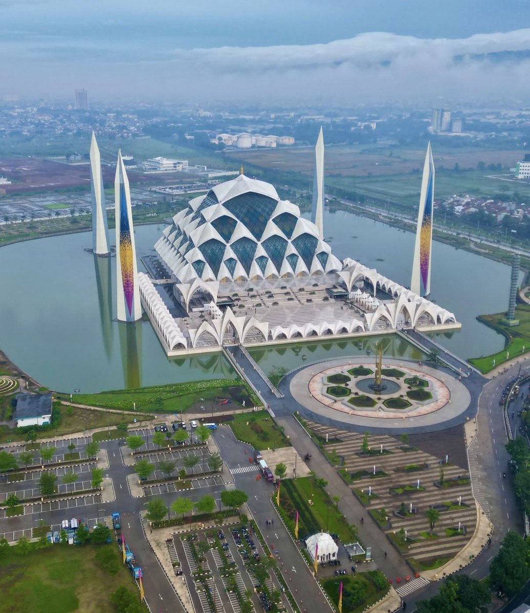 PyeparFaisal's tweet photo. What if I told you… this is also a MOSQUE 🥹

Masjid Raya Al Jabbar, in Indonesia https://t.co/J1RSZzZAPi
