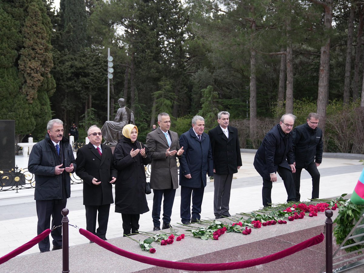 yeeorgtr's tweet photo. 100 yıl sonra aynı yerde, aynı heyecanla!

100. Yılında Bakü Türkoloji Kurultayı Anma Toplantısının ilk günü tamamlandı.

Program, Şehitler Hiyabanı ziyaretiyle başladı; şehitlerimizin kabirleri başında aziz hatıraları yâd edildi. 🇹🇷🇦🇿 
Ardından açılış konuşmalarının gerçekleştiği program, öğleden sonraki bildiri sunumlarıyla devam etti.

Bilimsel paylaşımlar yarın da devam edecek.

@TCKulturTurizm 
@culture_gov_az 
@AMEA_scienceaz 
@TDK_govtr 
@TcYuksekKurum 
@muturkiyat 
@xezeruni 

#Türkoloji #TürkDünyası #YunusEmreEnstitüsü