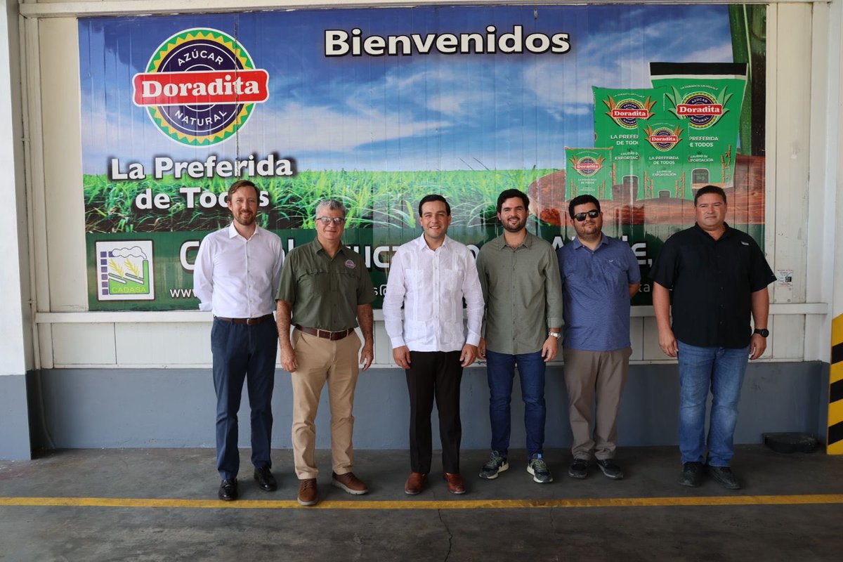 USAmbassadorPAN's tweet photo. Hoy recorrí las instalaciones del Central Azucarero de Alanje (CADASA) en Chiriquí junto a Alejandro Flores. Conversamos sobre la creación de empleos, la innovación y la expansión del comercio agrícola entre Estados Unidos y Panamá. Estamos enfocados en construir condiciones equitativas para los productores y en abrir nuevas oportunidades de exportación a través del comercio recíproco. Las sólidas alianzas agrícolas aumentan la prosperidad de nuestras dos naciones.🇺🇸🇵🇦
