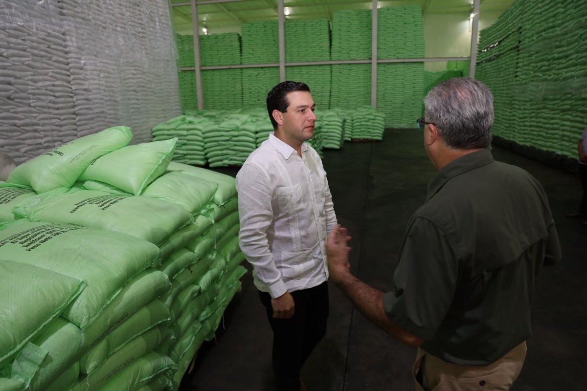 USAmbassadorPAN's tweet photo. Hoy recorrí las instalaciones del Central Azucarero de Alanje (CADASA) en Chiriquí junto a Alejandro Flores. Conversamos sobre la creación de empleos, la innovación y la expansión del comercio agrícola entre Estados Unidos y Panamá. Estamos enfocados en construir condiciones equitativas para los productores y en abrir nuevas oportunidades de exportación a través del comercio recíproco. Las sólidas alianzas agrícolas aumentan la prosperidad de nuestras dos naciones.🇺🇸🇵🇦