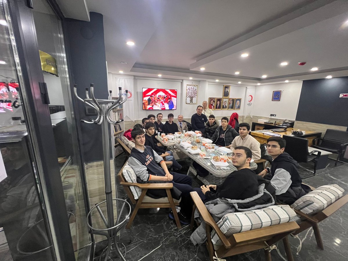 Kayserili Lisesi öğrencilerimizi Kayseri Kızılay il merkezimizde iftarda misafir ettik öğrencilerimize çalışmalarında başarılar diliyoruz