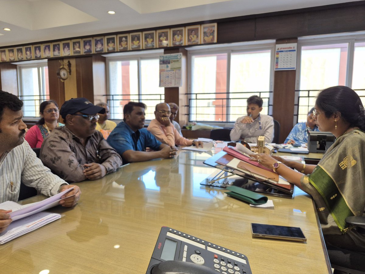 महापौर कार्यालयात आयोजित ‘जनसंवाद’ उपक्रमांतर्गत आज विविध विभागांशी संबंधित नागरिकांच्या तक्रारींचा आढावा घेण्यात आला. संबंधित अधिकाऱ्यांना तातडीने कार्यवाही करण्याच्या सूचना देण्यात आल्या. उत्तरदायी व पारदर्शक प्रशासनातून नागरिकांना न्याय देणे हेच आमचे ध्येय आहे.