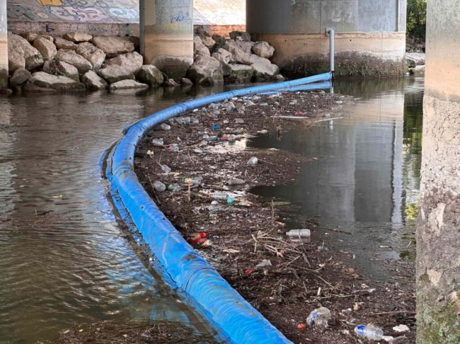 jv942020's tweet photo. @Shiiishiii35694 Sur les bords de Marne, certains barrages posés par VNF retiennent les déchets et mm sans barrage, ces amas se forment aussi entre les péniches ou via une branche. Il a peut être voulu monter dessus pour récupérer une balle. https://t.co/s2WTYhQeKM