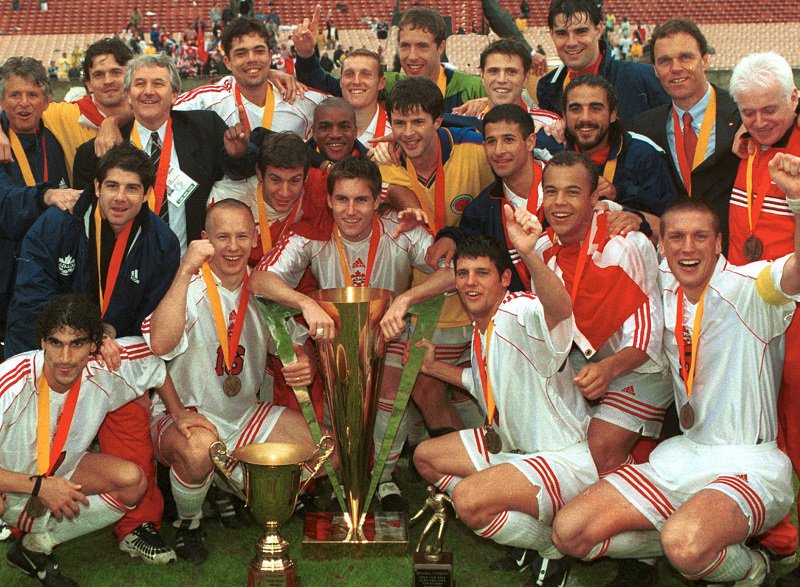 Steve1T's tweet photo. #OnThisDay in 2000 – #CANMNT captured #GoldCup after defeating @FCFSeleccionCol, 2:0, in the final held at @lacoliseum. @jasondevos & @carloc19 scored, while GK - @craigforrest1 (Tournament MVP) posted a shutout for #CanadaRed. https://t.co/SBwGIUnF4P